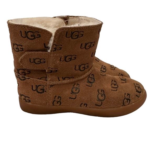 UGG Kids Boots sz 8 UGG Tan Suede Embossed Logo Classic Boots Keelan - Picture 1 of 7